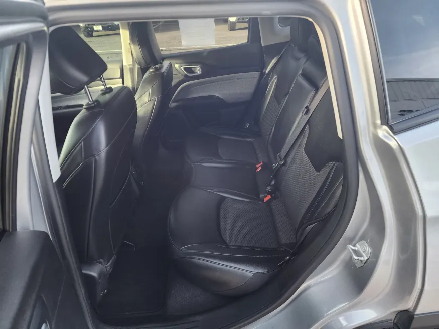 2022 Jeep Compass Latitude | Photo 11 of 22