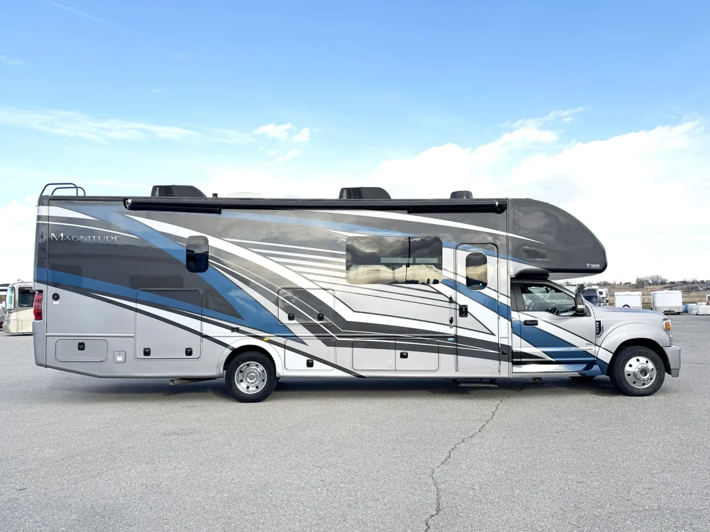 2023 Thor Magnitude SV34 | Photo 2 of 26