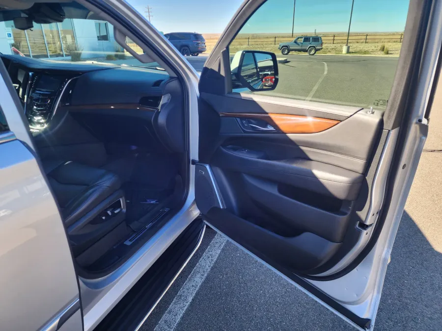 2019 Cadillac Escalade Luxury | Photo 21 of 33