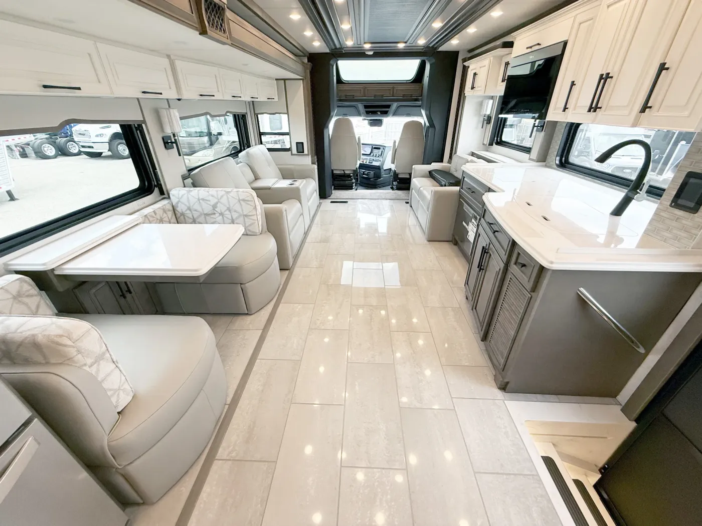 2026 Newmar Summit Aire 4505 | Photo 5 of 32