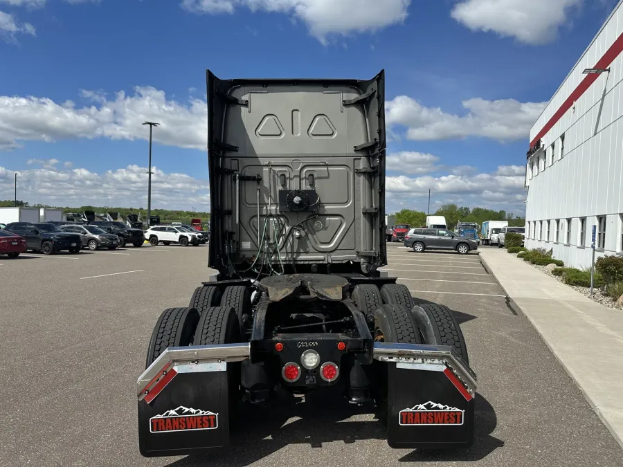 2020 Freightliner Cascadia | Photo 6 of 16