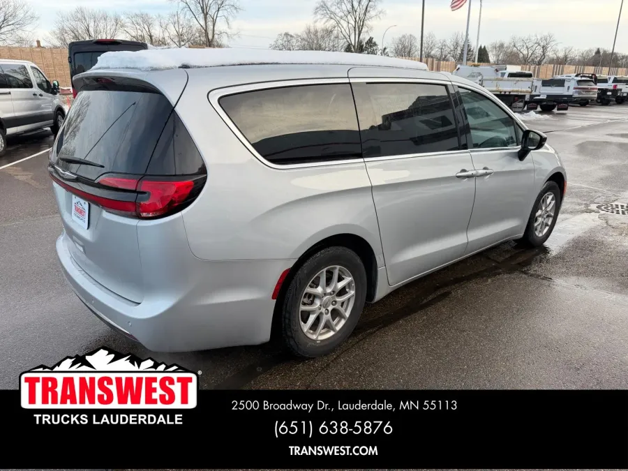 2024 Chrysler Pacifica Touring L | Photo 4 of 24