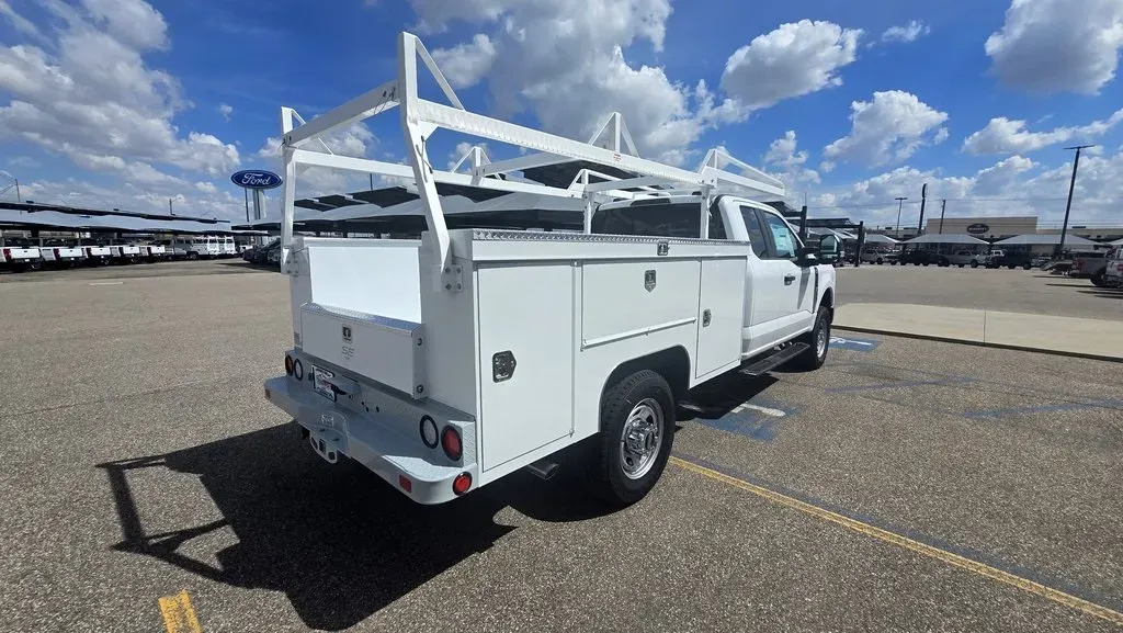 2025 Ford Super Duty F-350 | Photo 5 of 28