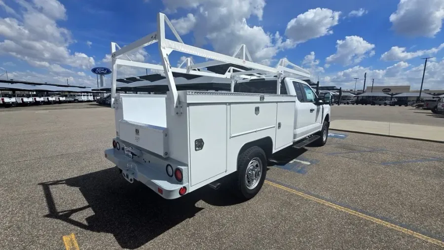 2025 Ford Super Duty F-350 | Photo 5 of 28