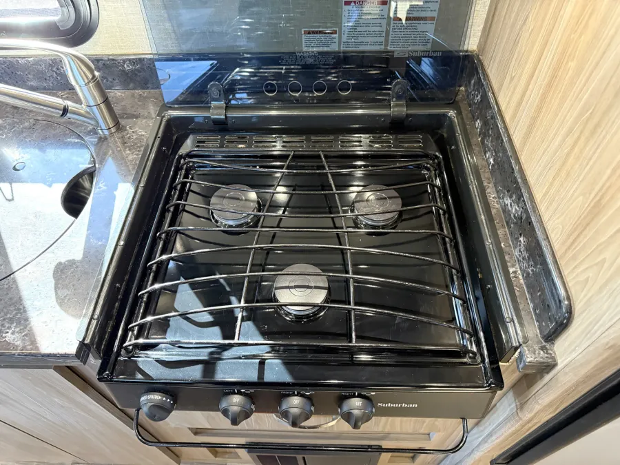 2016 Dynamax Isata 3 24FWM | Photo 9 of 22