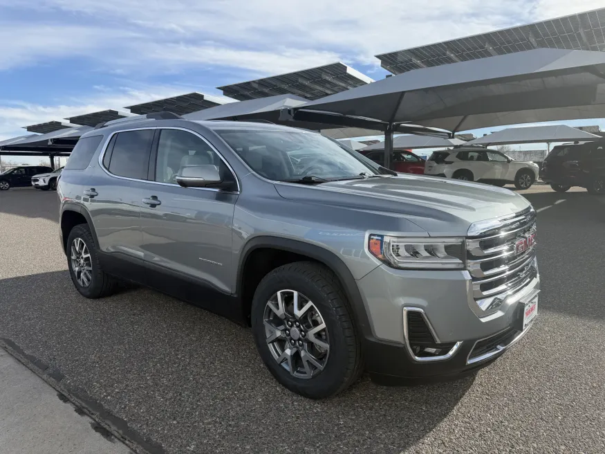 2023 GMC Acadia SLT | Photo 6 of 24