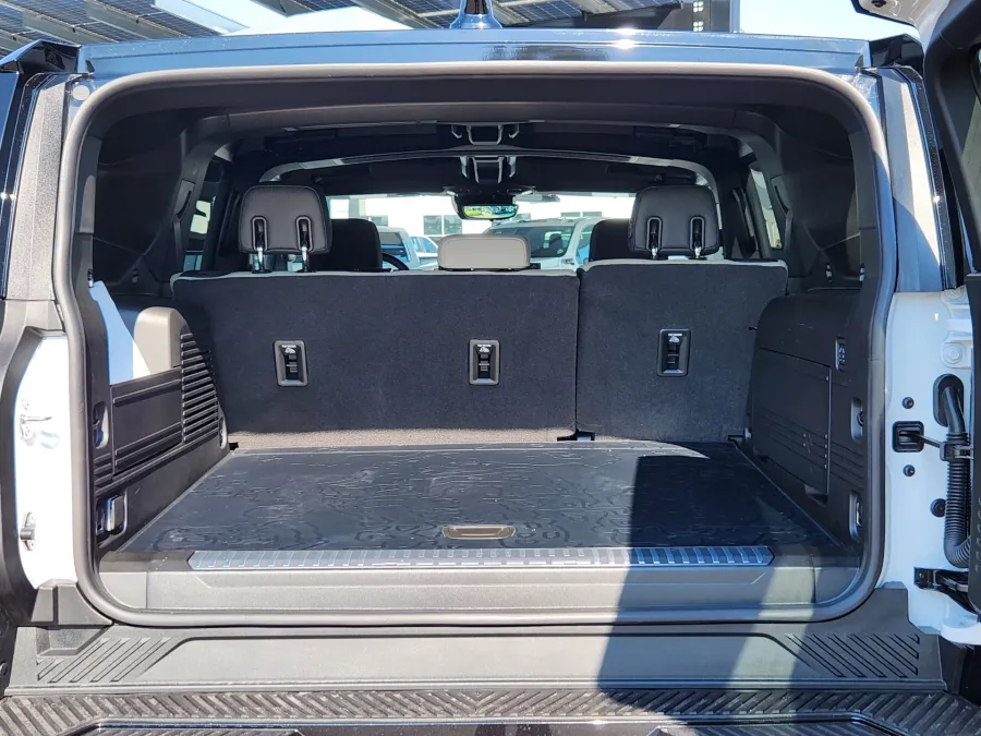 2026 GMC HUMMER EV SUV 2X | Photo 15 of 30