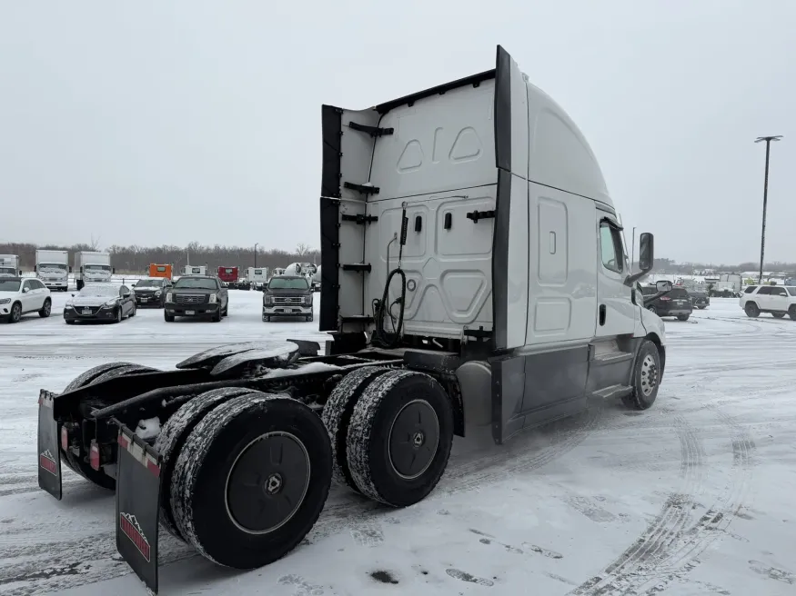 2024 Freightliner Cascadia | Photo 3 of 9