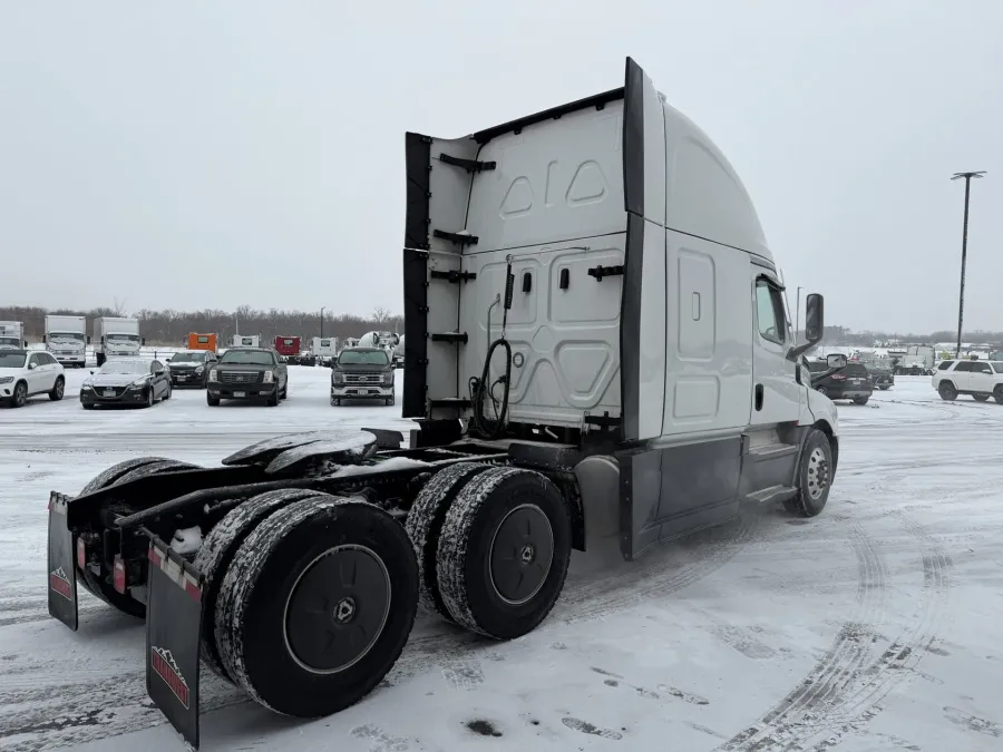 2024 Freightliner Cascadia | Photo 3 of 9