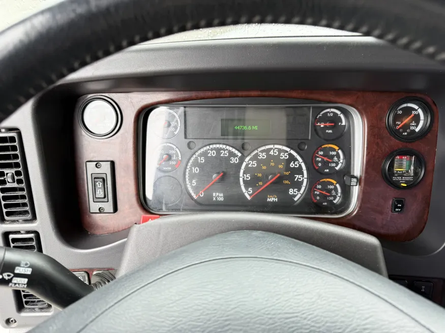2011 Freightliner M2 112 | Photo 7 of 22