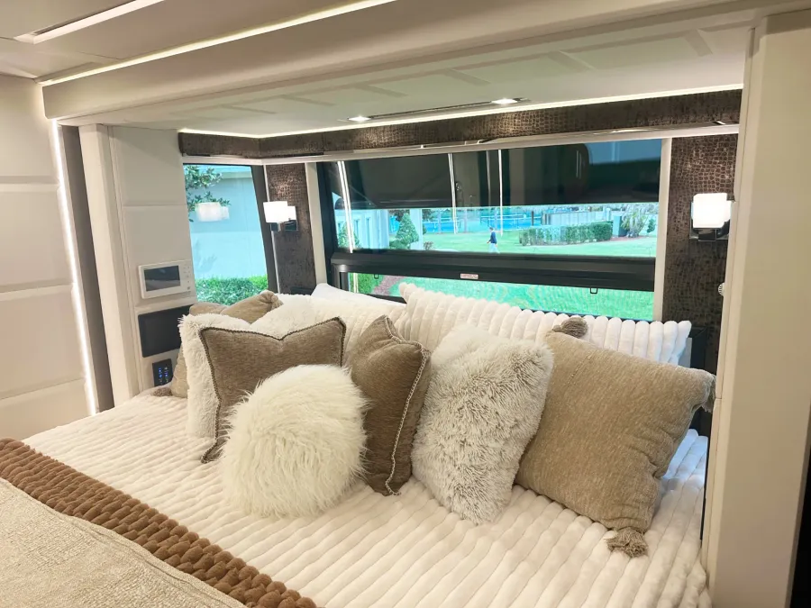 2023 Emerald Luxury Coaches Prevost H3-45 Triple Slide | Photo 22 of 41