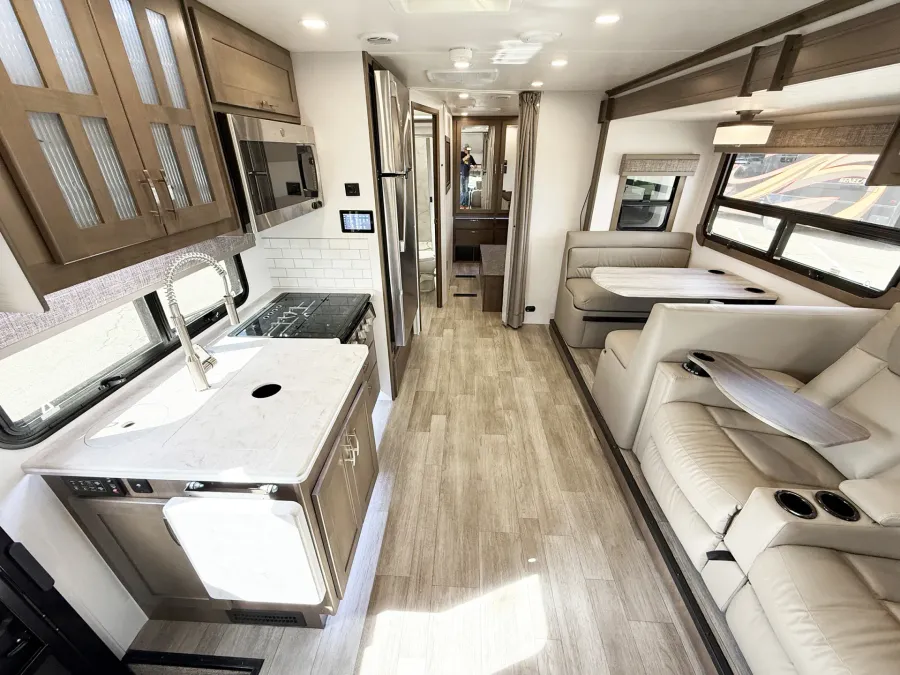 2025 Dynamax Isata 30FW | Photo 3 of 25