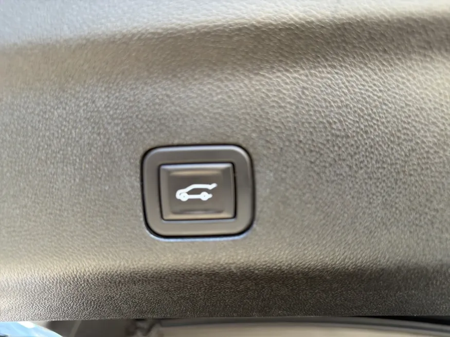 2024 Chevrolet Suburban Premier | Photo 10 of 23