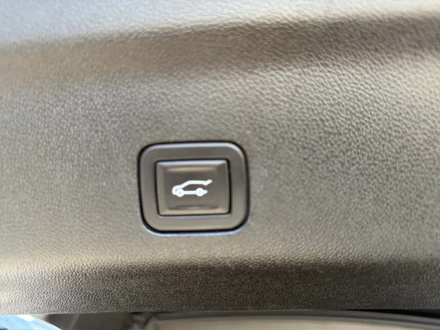 2024 Chevrolet Suburban Premier | Photo 10 of 23