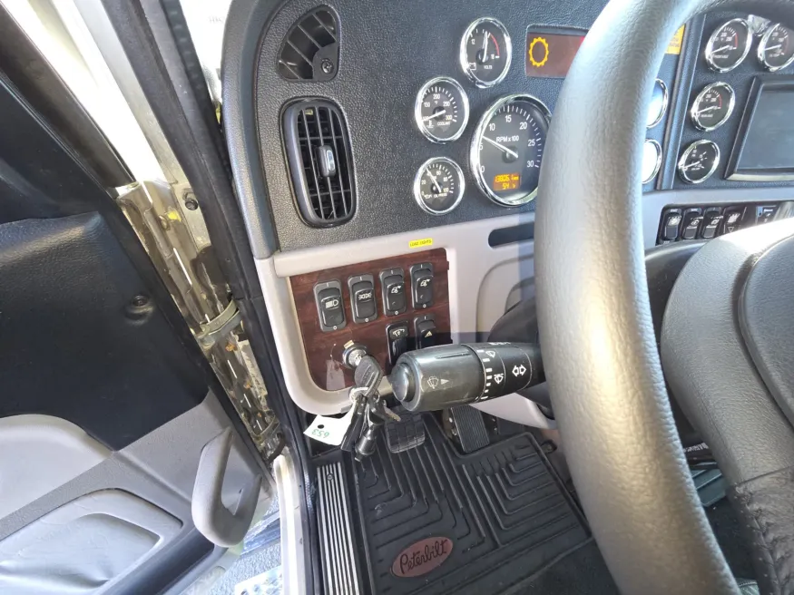 2022 Peterbilt 389 | Photo 30 of 38