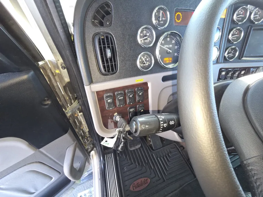 2022 Peterbilt 389 | Photo 30 of 38