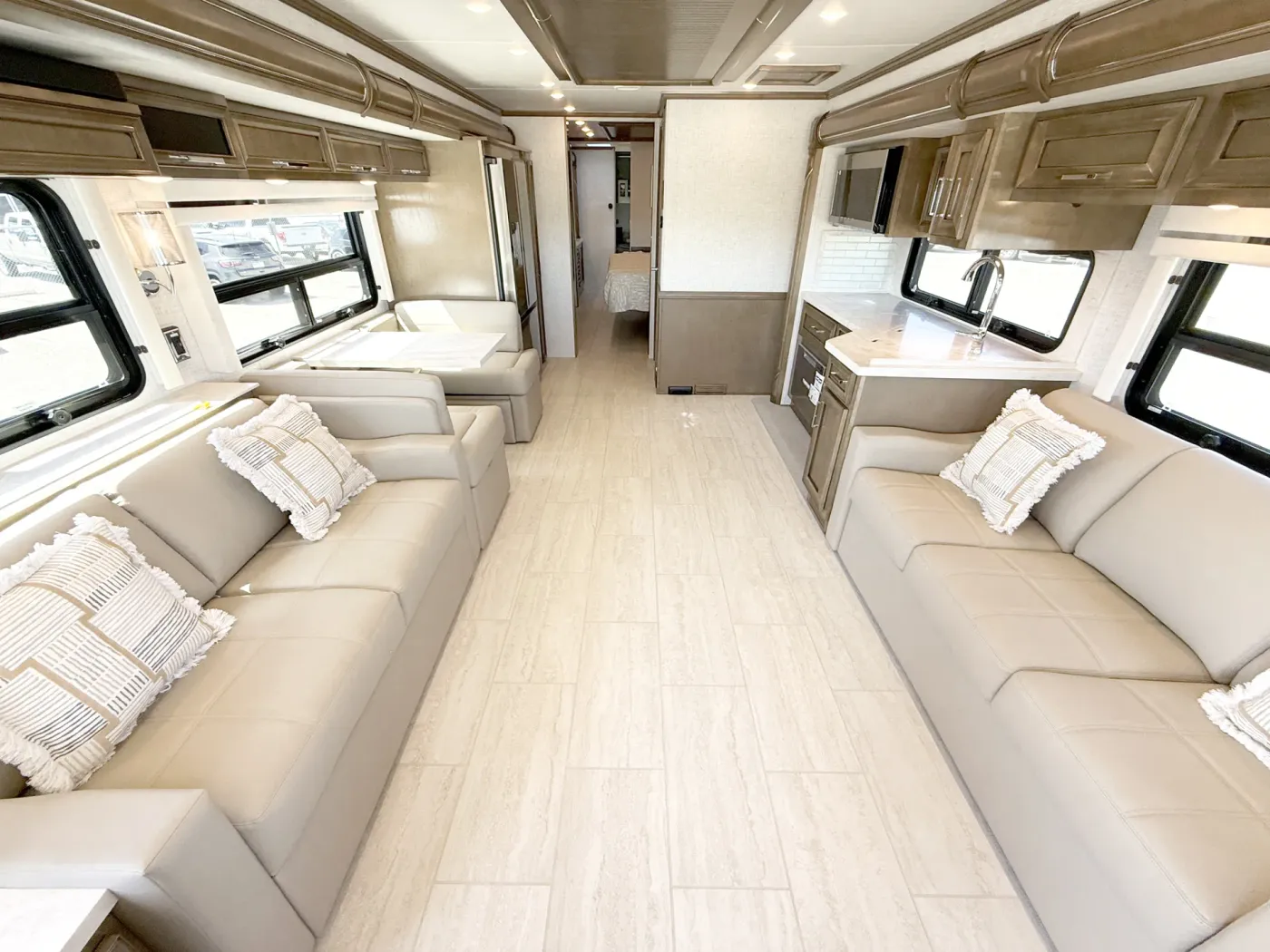 2027 Newmar Ventana 4345 | Photo 5 of 33