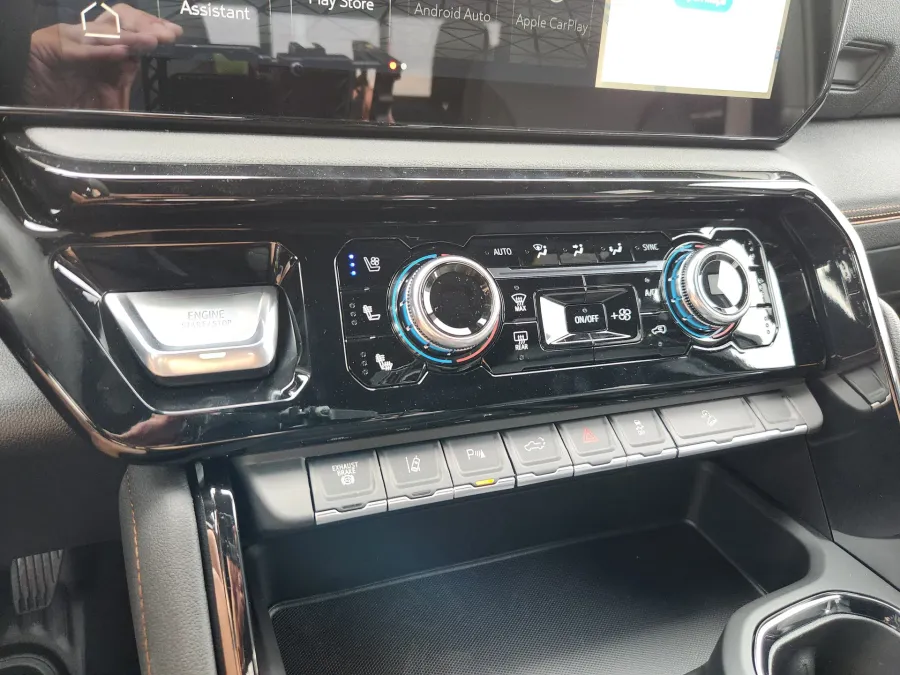 2025 GMC Sierra 2500HD AT4 | Photo 26 of 31