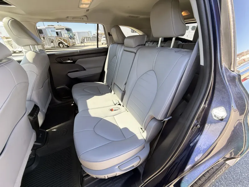 2021 Toyota Highlander XLE | Photo 10 of 22