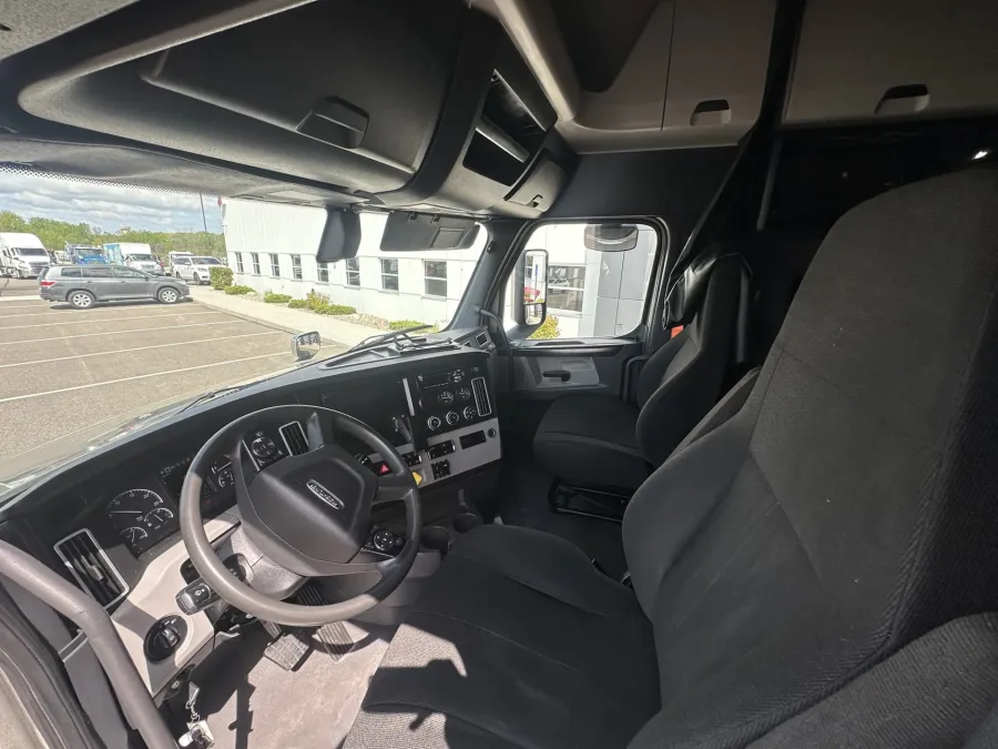 2020 Freightliner Cascadia | Photo 10 of 16