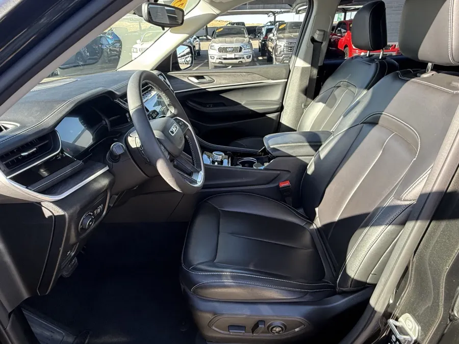 2023 Jeep Grand Cherokee L Limited | Photo 12 of 17