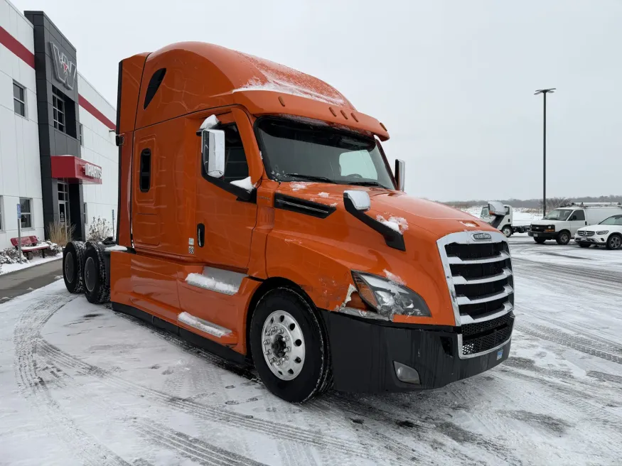 2022 Freightliner Cascadia | Photo 2 of 10
