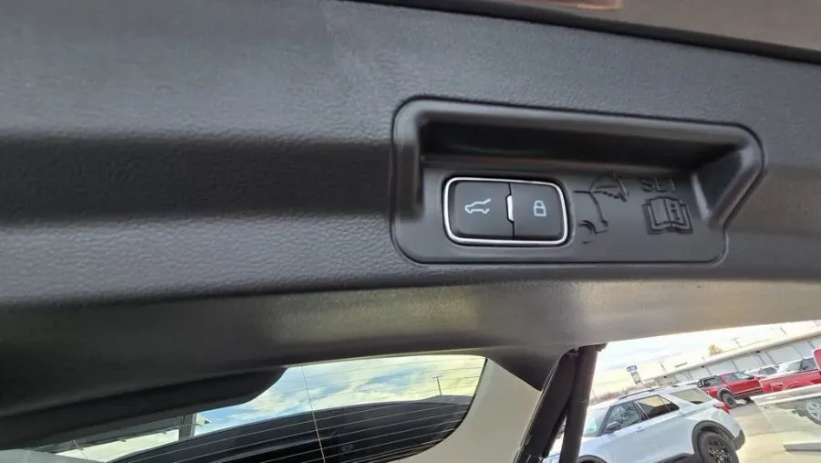 2026 Ford Explorer | Photo 9 of 31