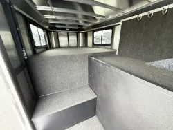 2026 Logan Coach Riot 4HGN | Thumbnail Photo 16 of 18