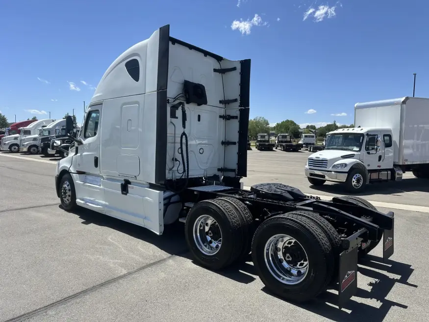 2022 Freightliner Cascadia 126 | Photo 7 of 24