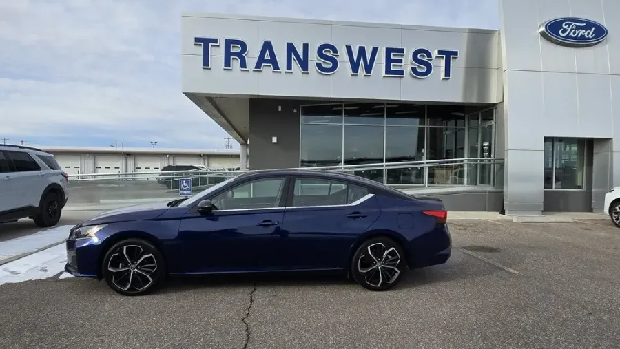 2024 Nissan Altima | Photo 1 of 26