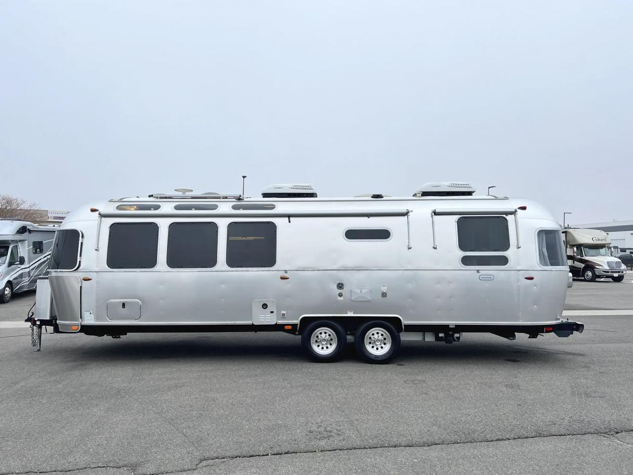 2021 Airstream Globetrotter 30RB | Photo 20 of 21