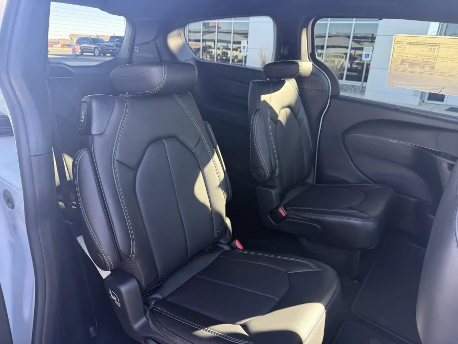 2026 Chrysler Pacifica Select | Photo 8 of 14