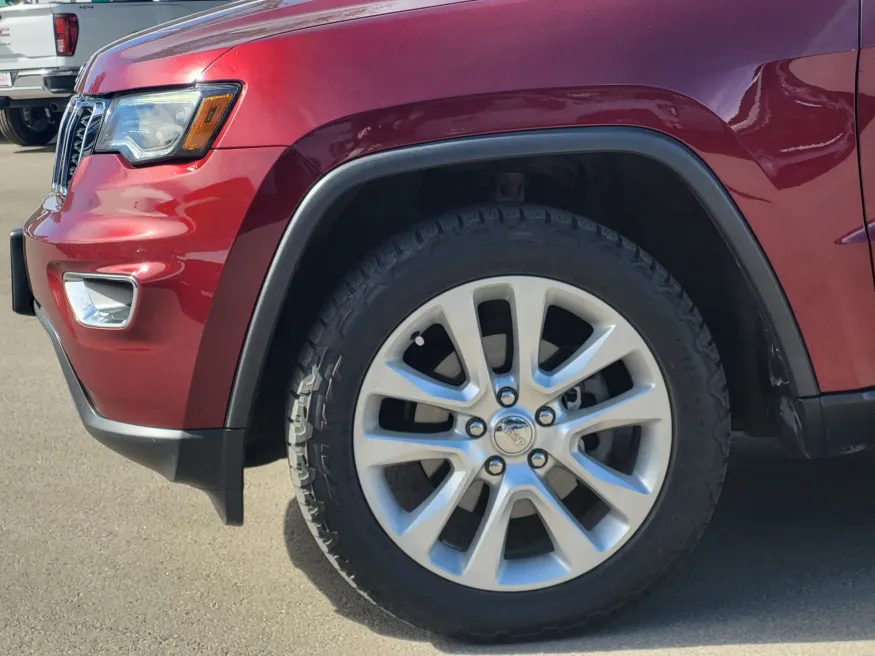 2017 Jeep Grand Cherokee Limited | Photo 8 of 32