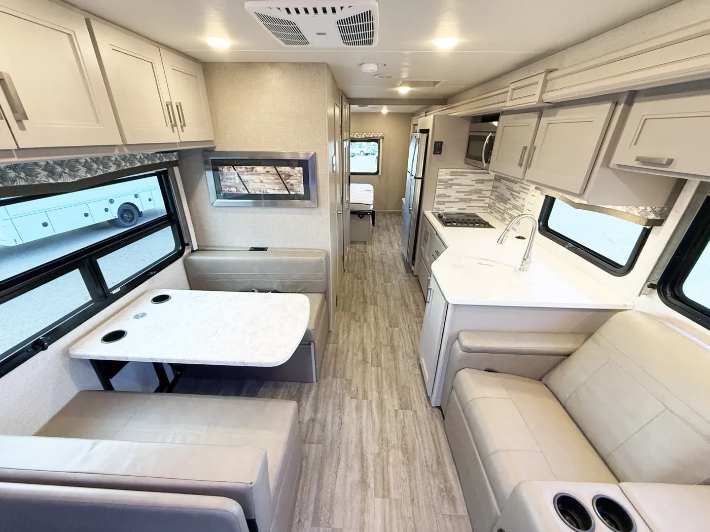 2023 Thor Magnitude SV34 | Photo 3 of 26