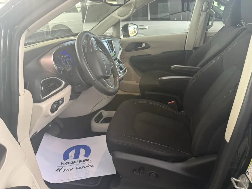 2023 Chrysler Voyager LX | Photo 15 of 20