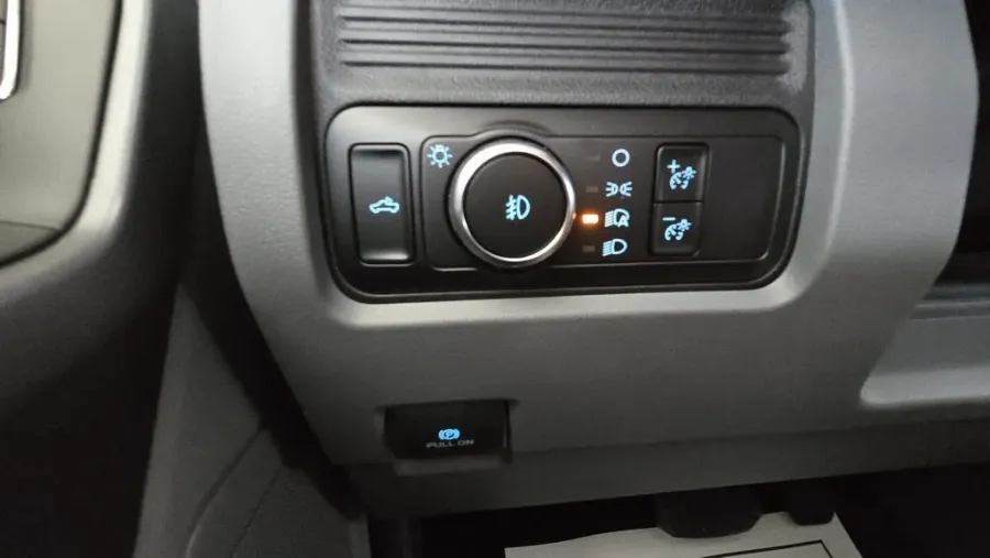 2025 Ford Super Duty F-250 | Photo 12 of 26