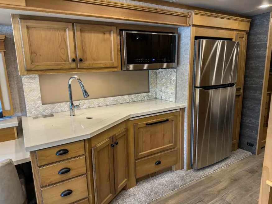 2023 Tiffin Allegro Red 33AA | Photo 17 of 25