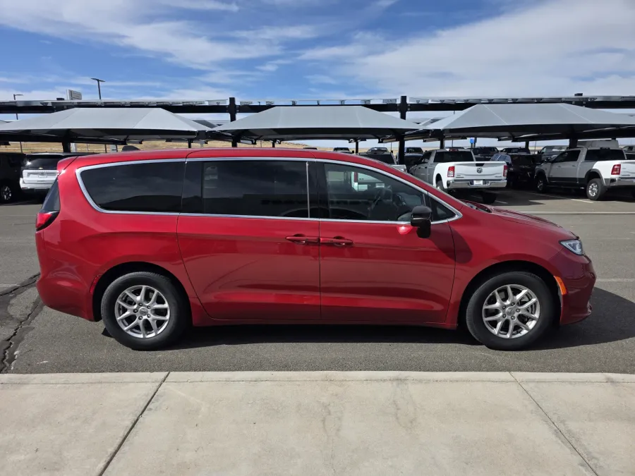 2025 Chrysler Pacifica Select | Photo 4 of 30