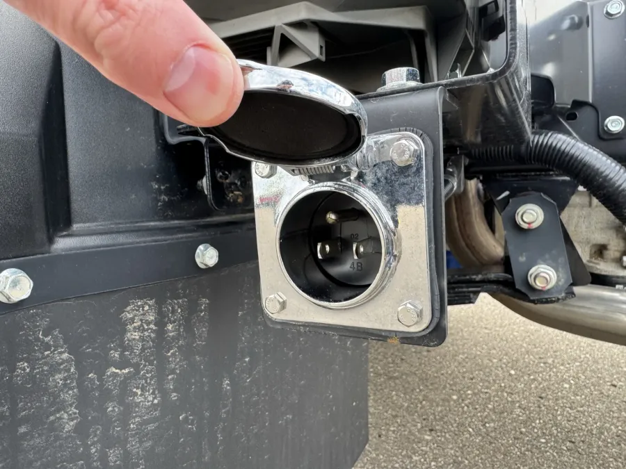 2025 Isuzu NRR | Photo 12 of 24