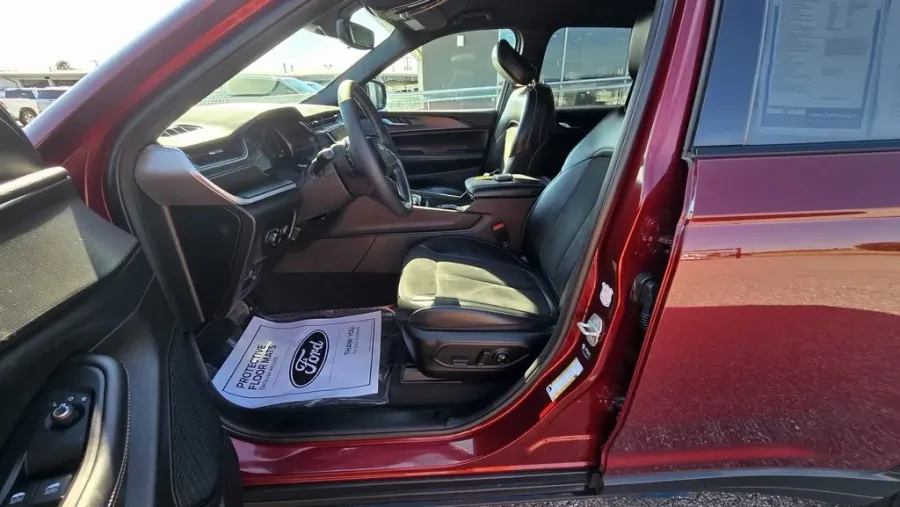 2024 Jeep Grand Cherokee | Photo 14 of 31