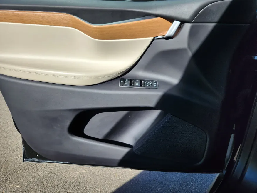 2021 Tesla Model X | Photo 6 of 31