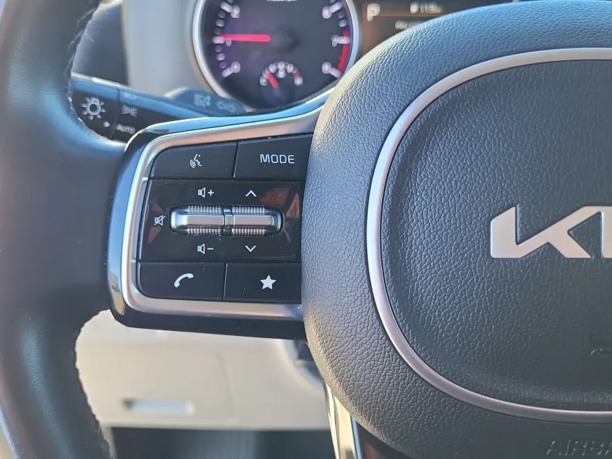 2024 Kia Carnival LX | Photo 11 of 22