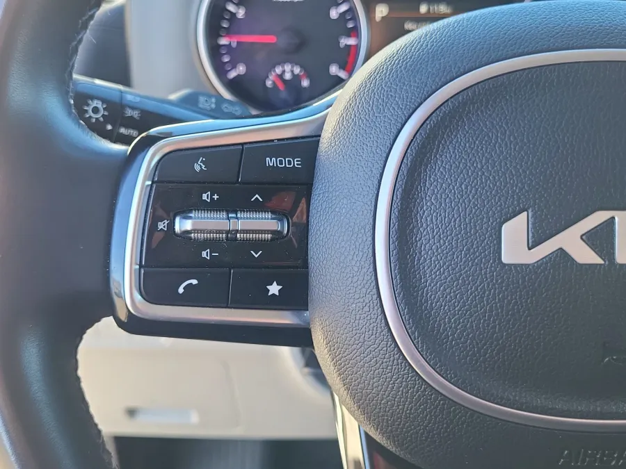 2024 Kia Carnival LX | Photo 11 of 22