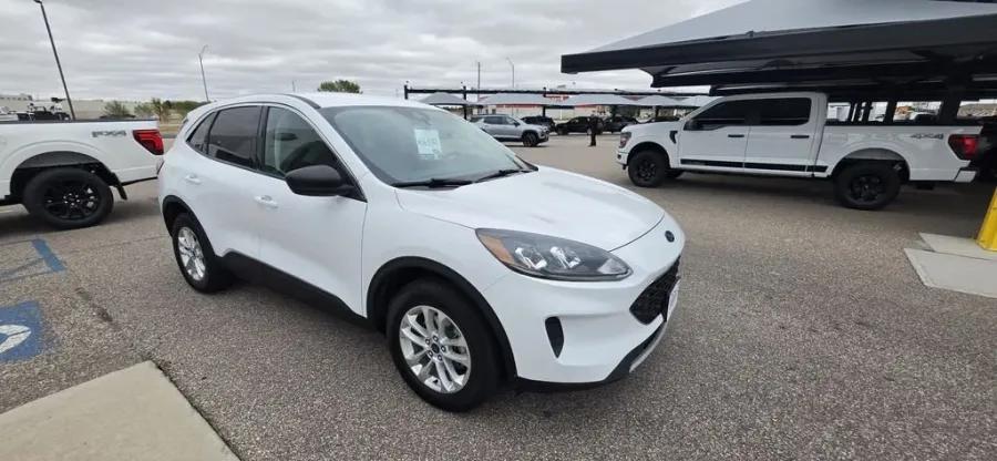 2022 Ford Escape | Photo 3 of 28