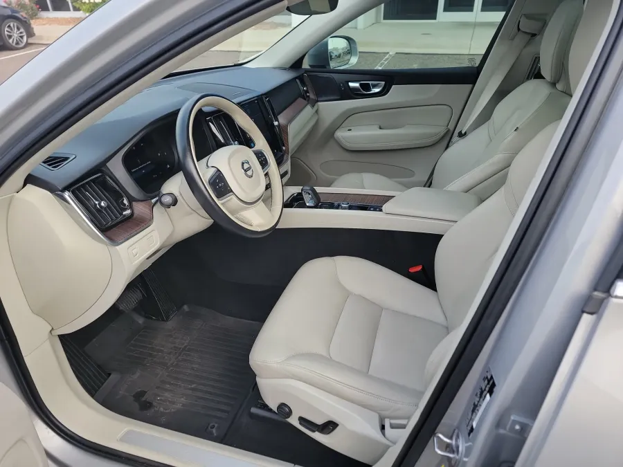 2022 Volvo XC60 Momentum | Photo 11 of 19