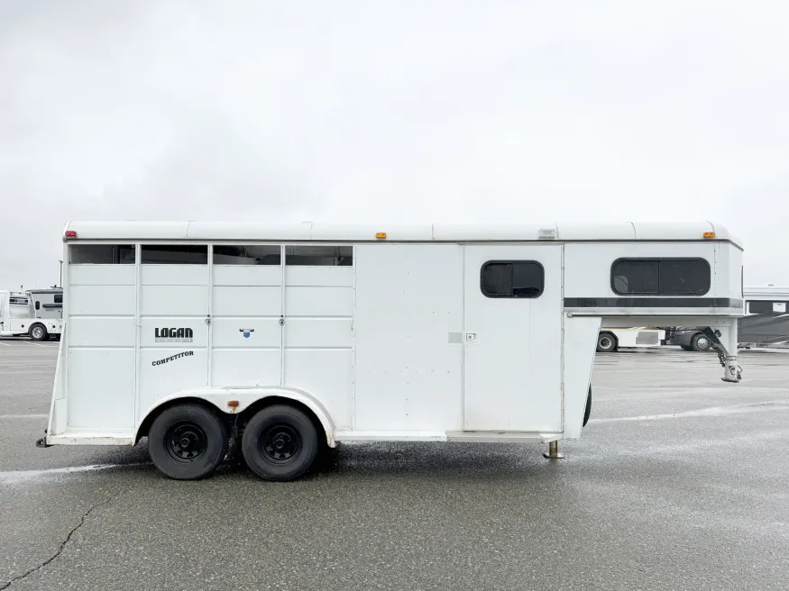 1995 Logan Coach Competitor 3HG | Photo 2 of 13
