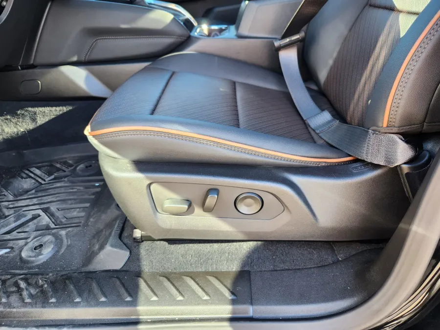 2025 GMC Canyon 4WD AT4 | Photo 9 of 28