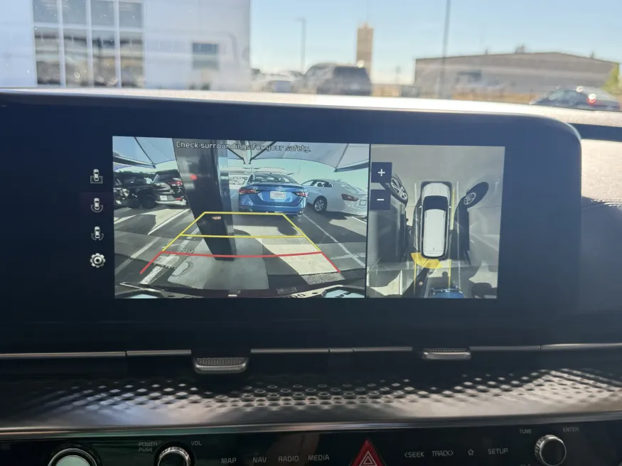 2022 Kia Carnival SX Prestige | Photo 24 of 28