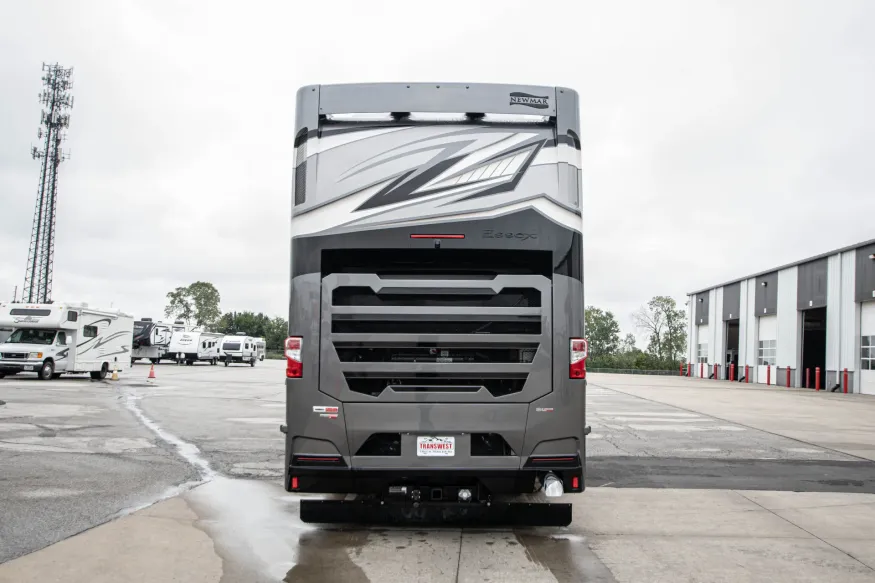 2026 Newmar Essex 4569 | Photo 8 of 35