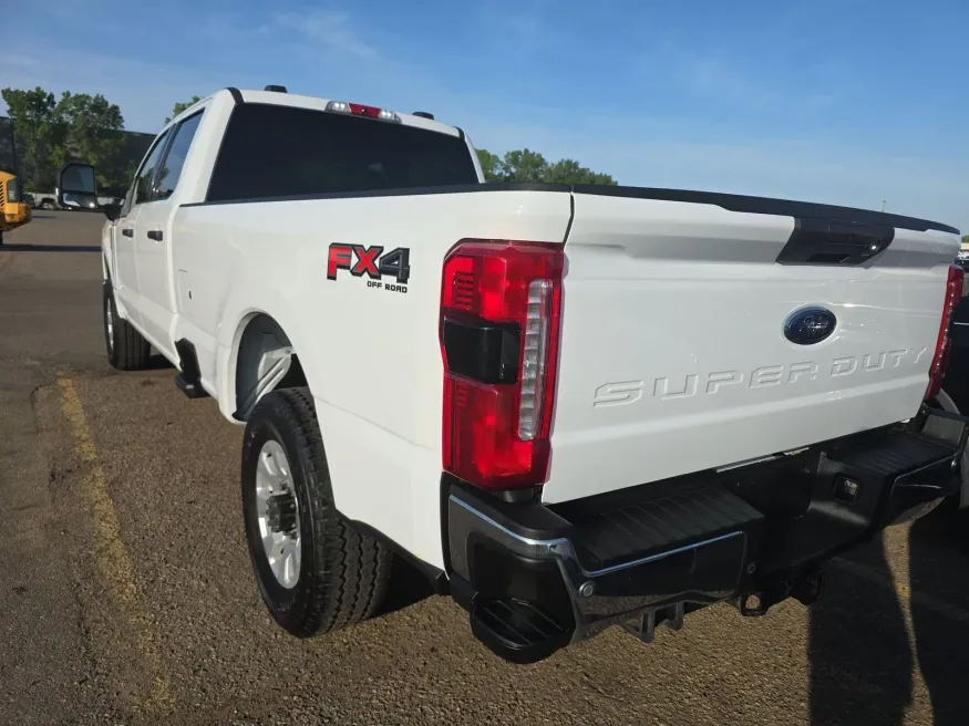 2023 Ford Super Duty F-350 | Photo 1 of 3